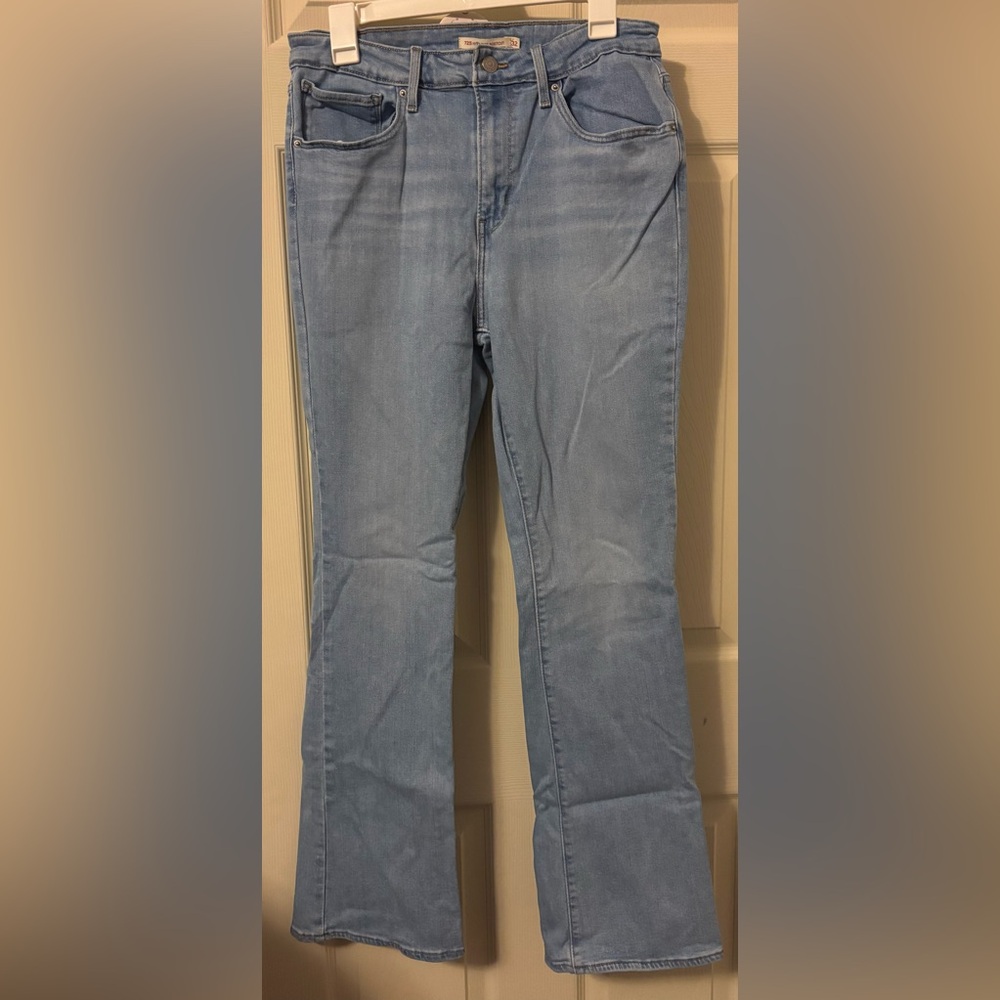 Women’s Levi’s 725 High Rise Bootcut Jean Size 32👖